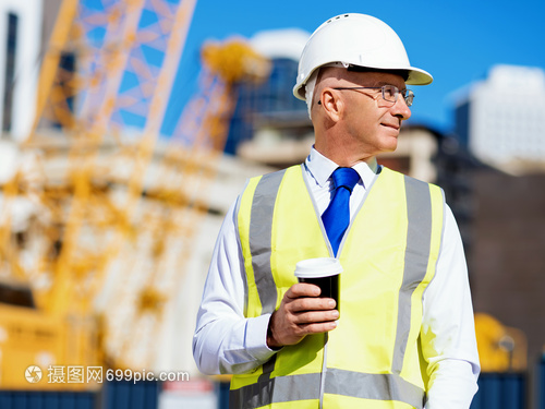 工地晨光 一杯咖啡，一份坚守